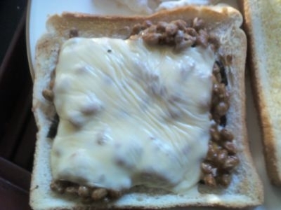 マヨと納豆の間に海苔ものっけてみました。
ちょうどカレー味のたれの納豆だったのでチーズとよくあっておいしかったです！
ご馳走様！！