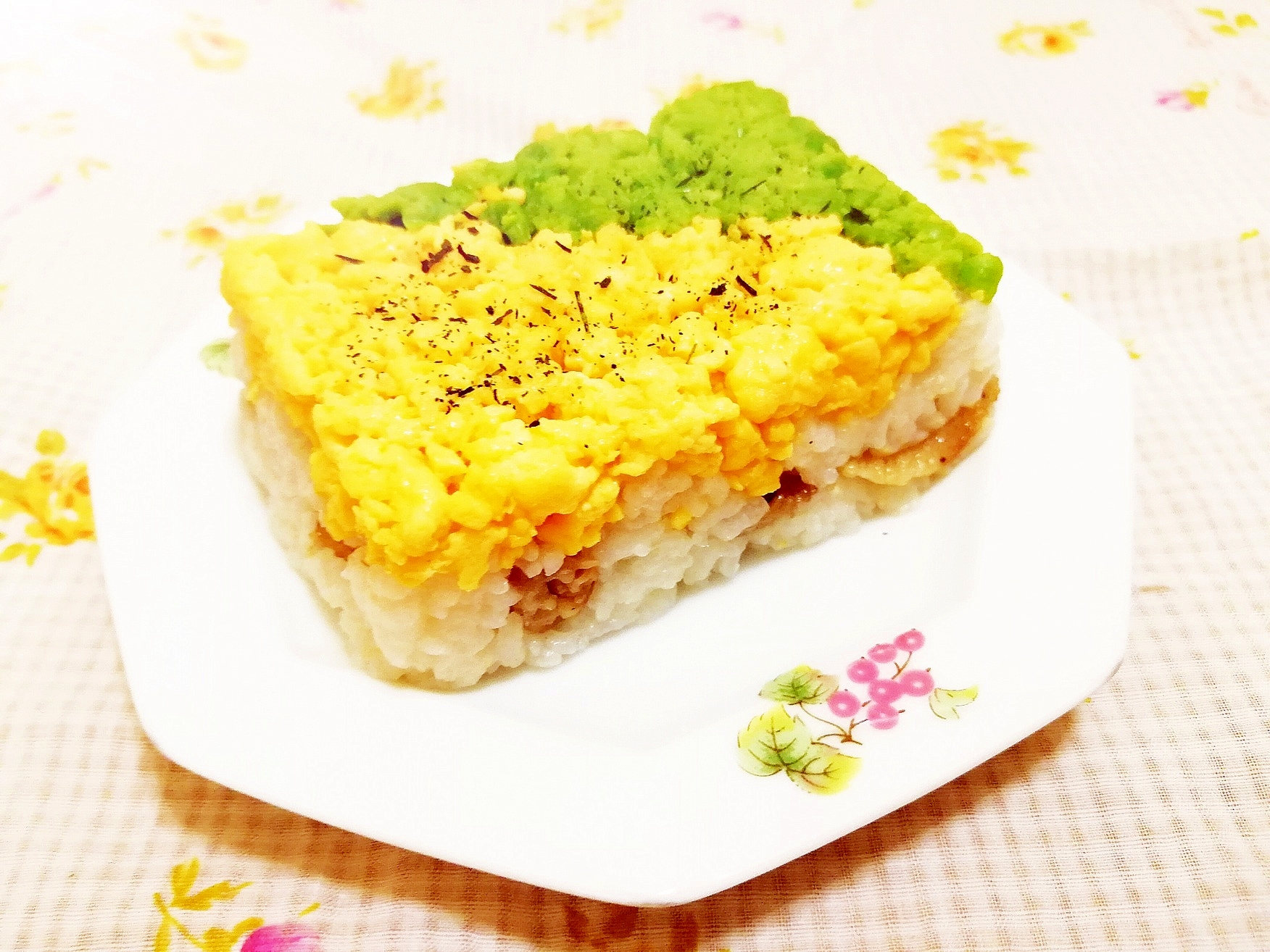 卵とグリーンピースの押し寿司