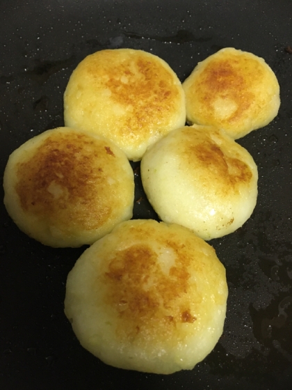カリットロッモチッ♡簡単じゃがいもチーズ餅