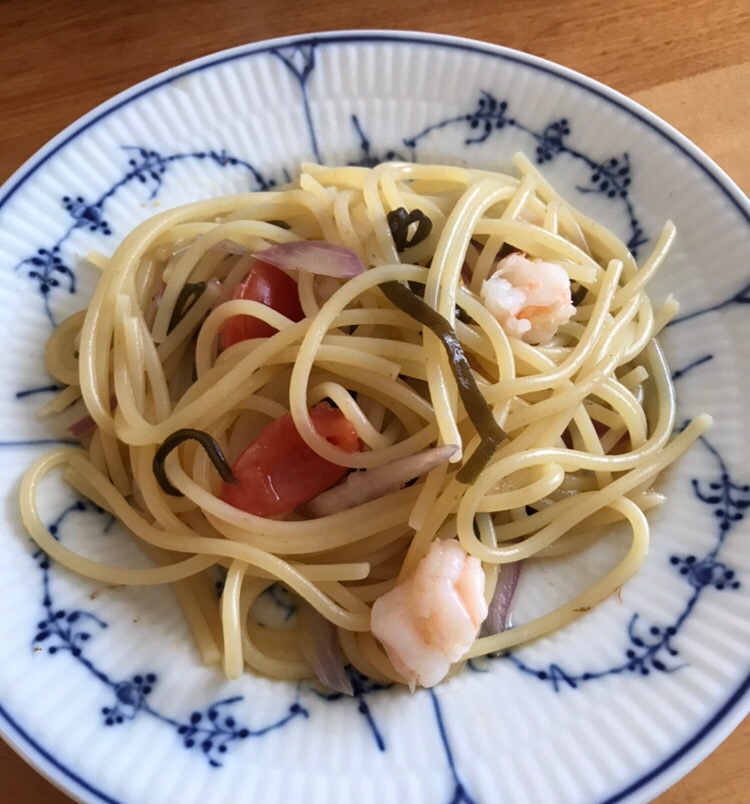 むきエビとミニトマトの塩昆布パスタ