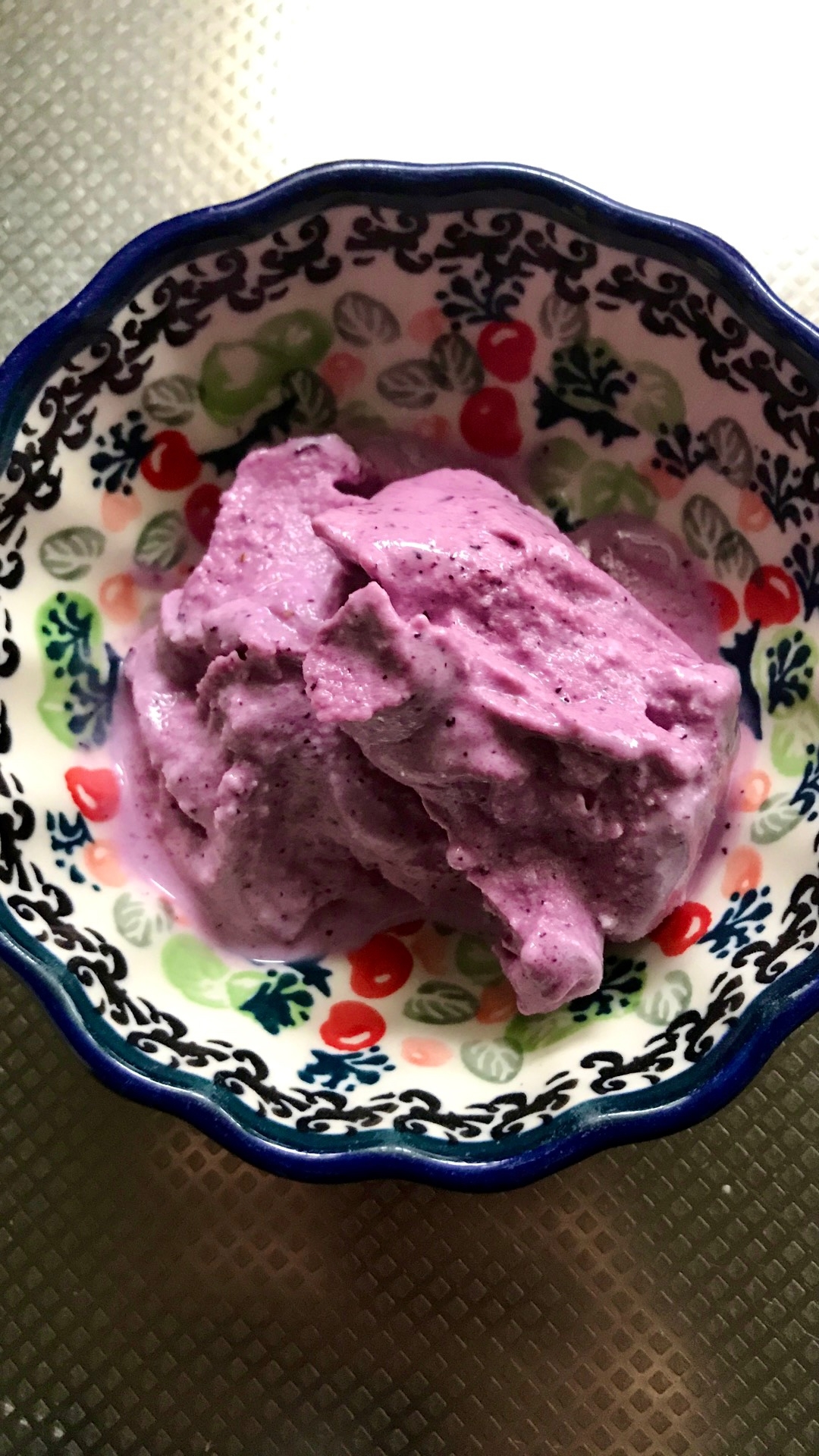 ブルーベリー味の冷凍バニラヨーグルト