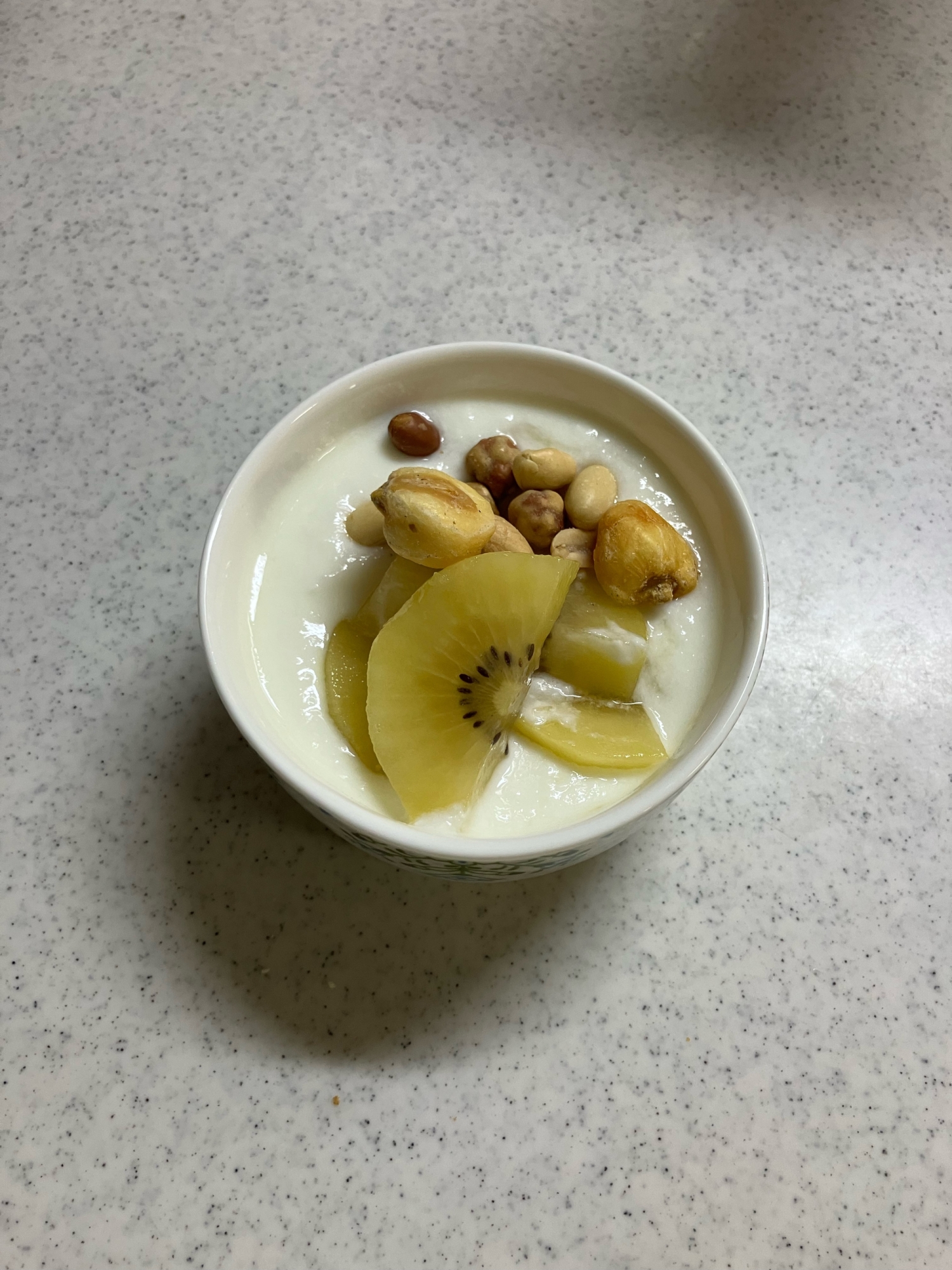 ナッツとキウイフルーツのヨーグルト