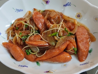 玉ねぎと魚肉ソーセージのカレーケチャップ炒め