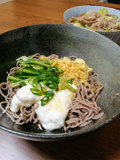 お安い茹で蕎麦で一人飯♪ぶっかけとろろ蕎麦♡