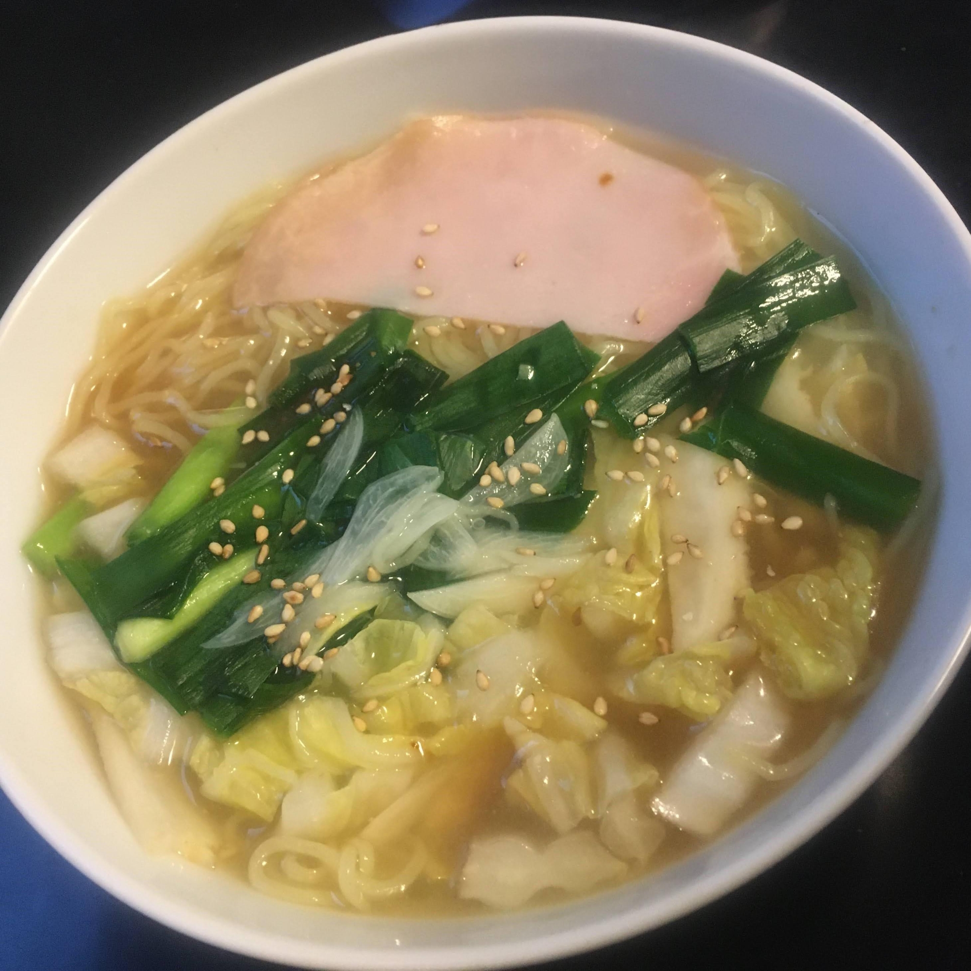 白菜、にら、にんにく、ハムの味噌ラーメン