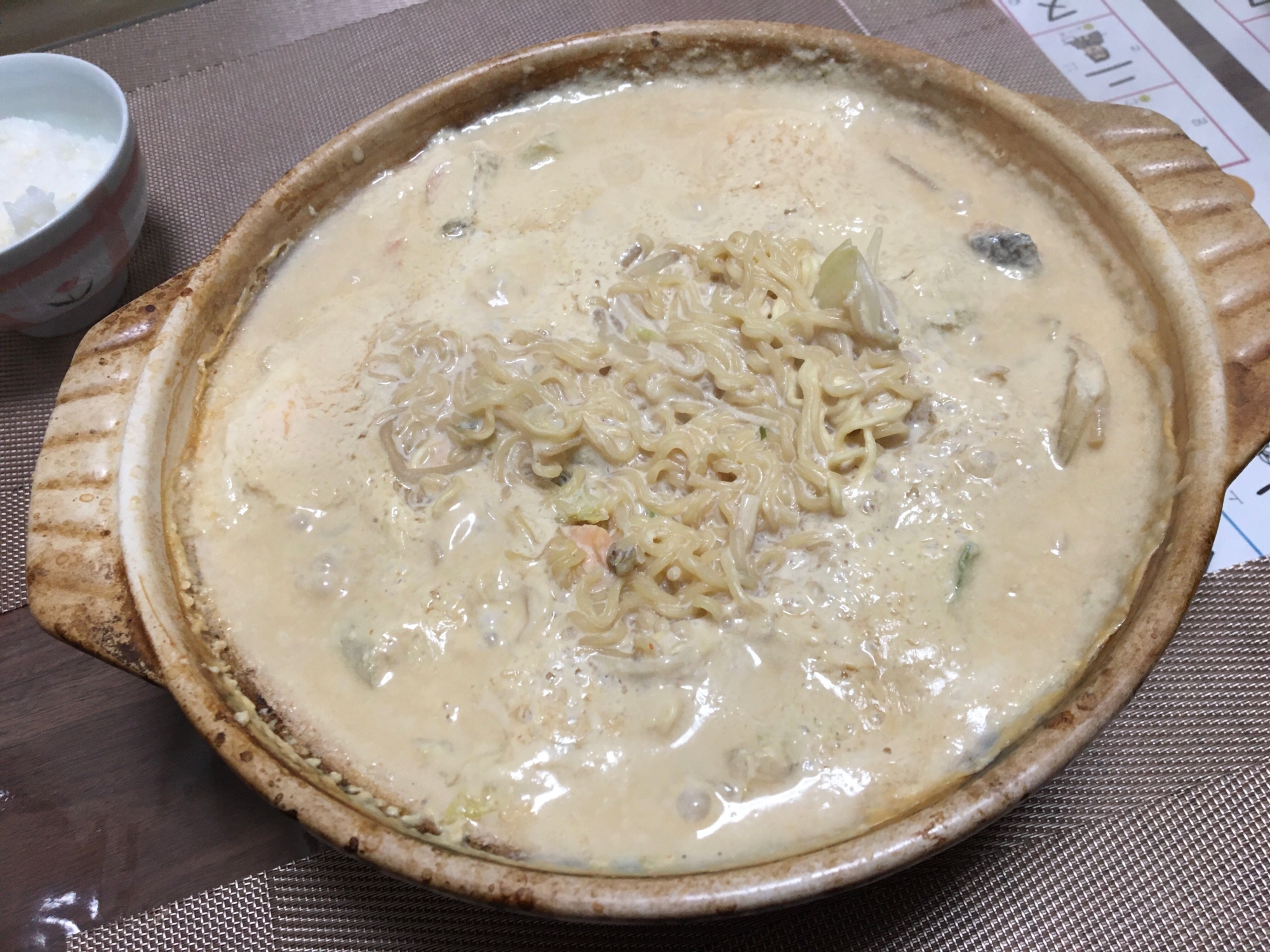 茶色い土鍋に盛り付けたられたカルボナーラ風みそラーメン