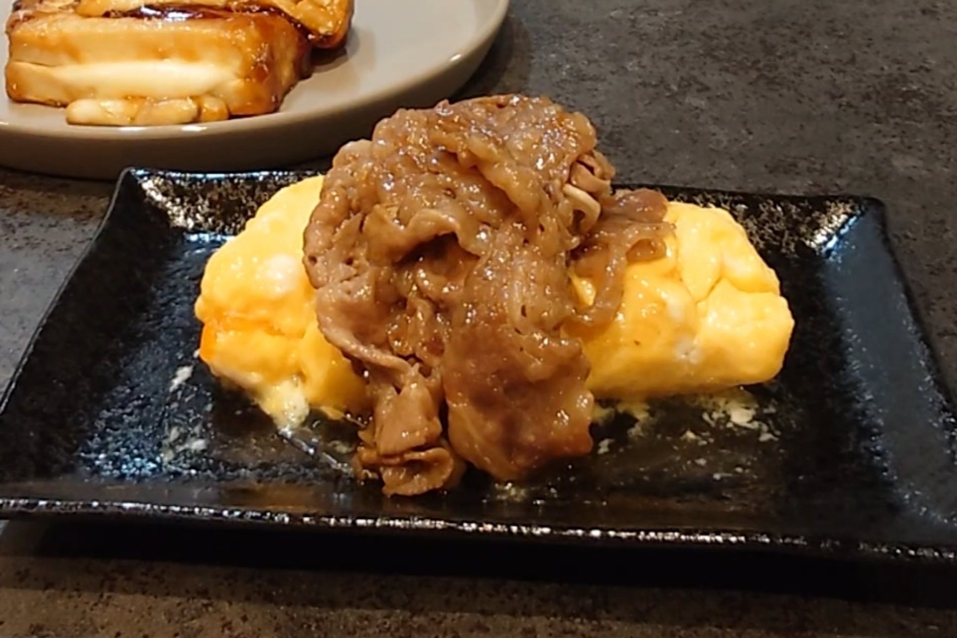 レンジで簡単！肉盛りだし巻き卵