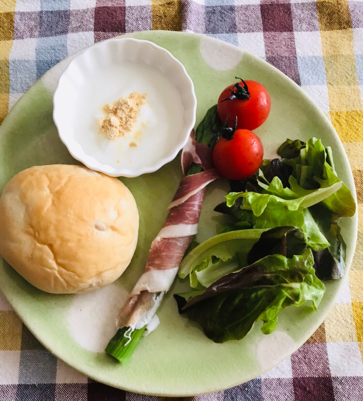 丸パンとアスパラの生ハム巻きの朝ごはんプレート