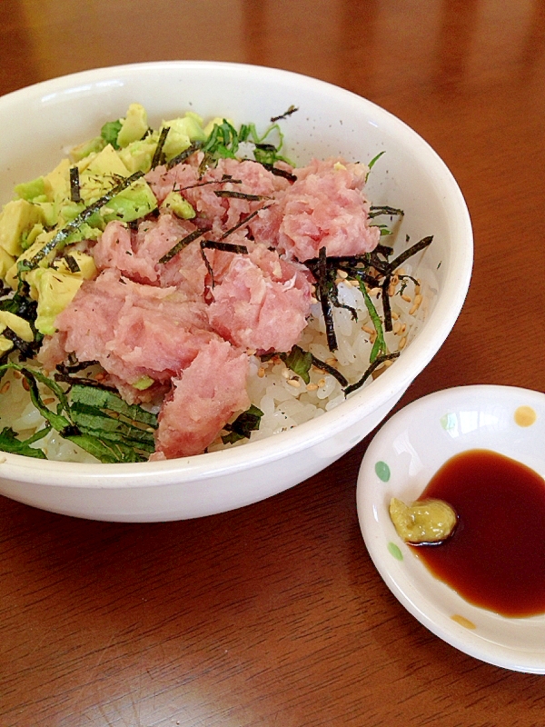 マグロとアボカドと大葉の丼