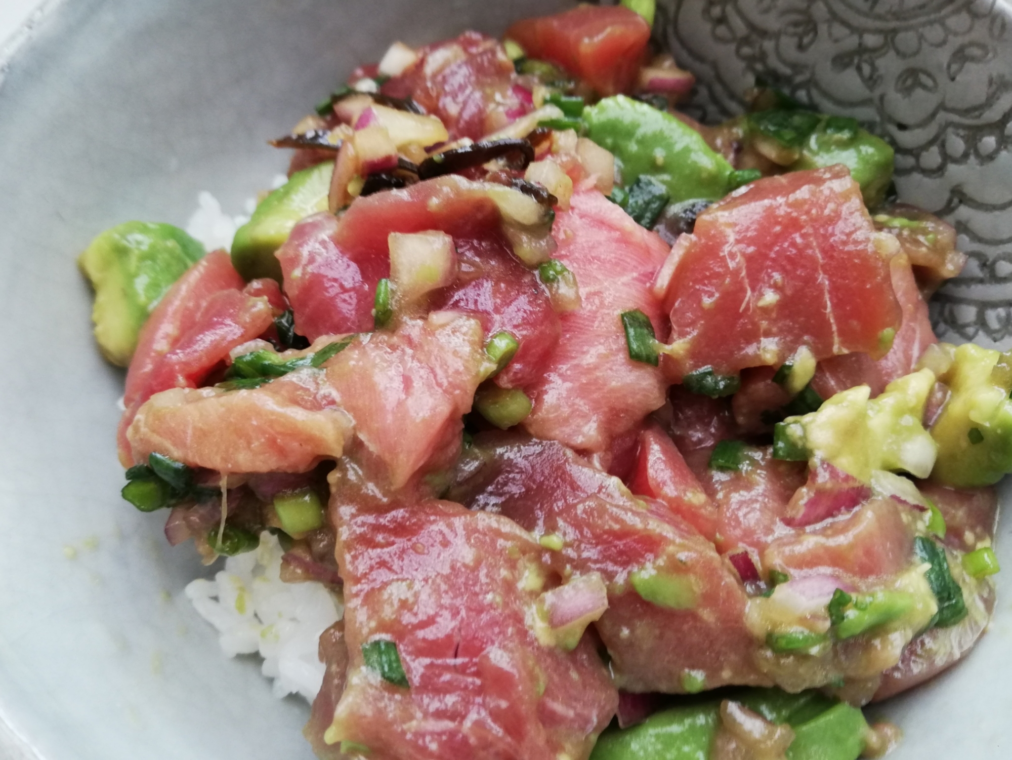 昆布入り本まぐろとアボカドのポキどんぶり