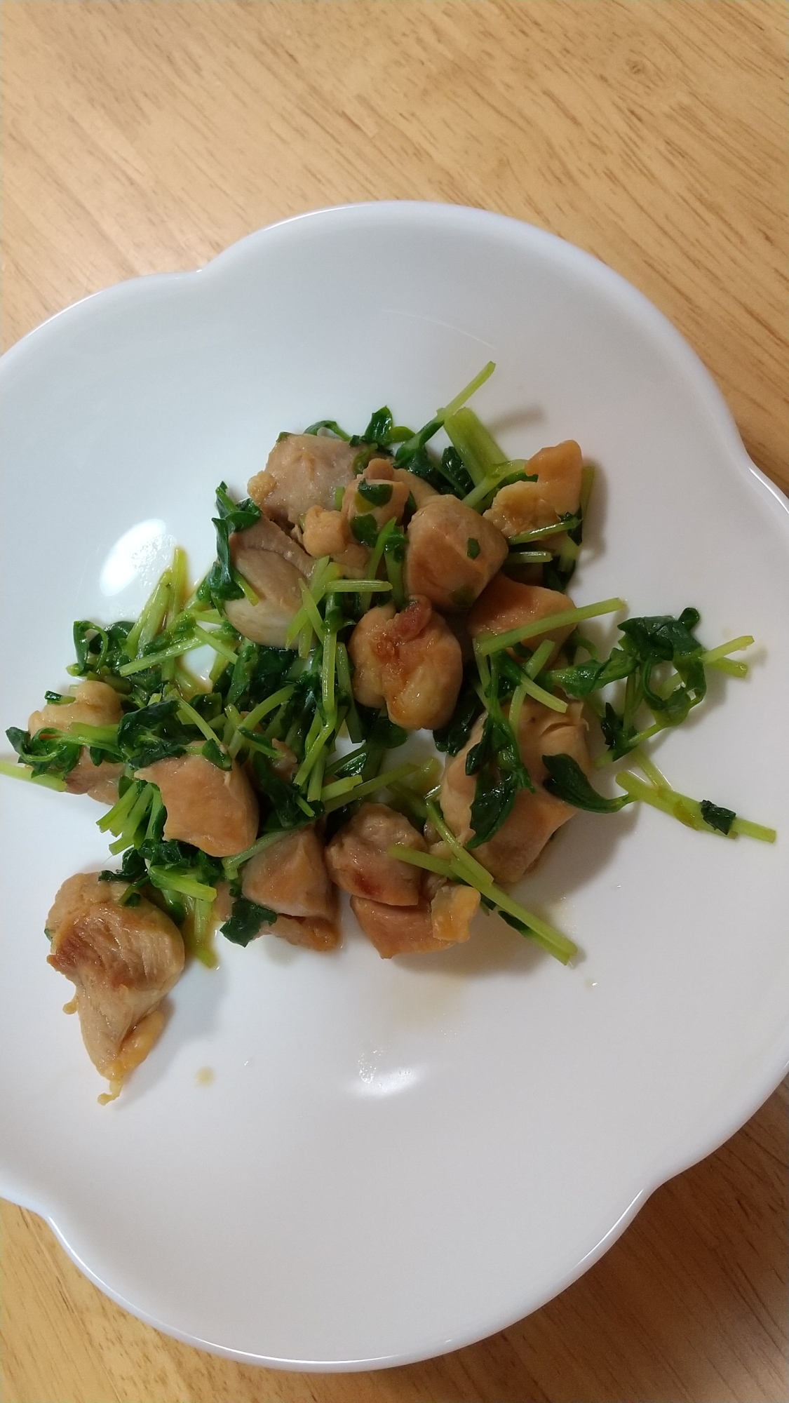 子供も嬉しい 鶏もも肉と豆苗炒め レシピ 作り方 By Sugarnerve 楽天レシピ