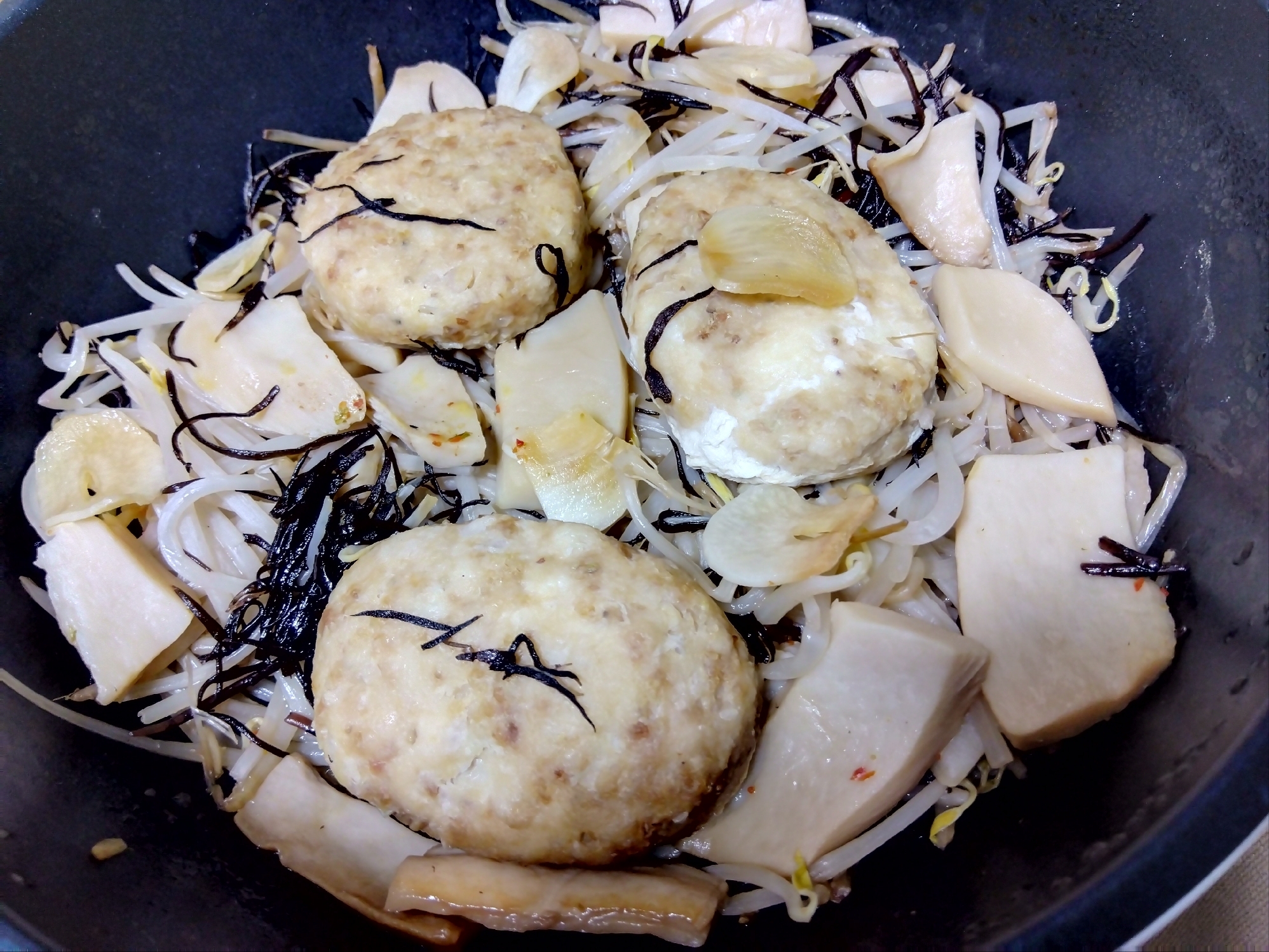 鶏つくねエリンギひじきモヤシ蒸し煮