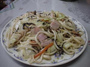 残ったひじきの煮物で　焼きうどん