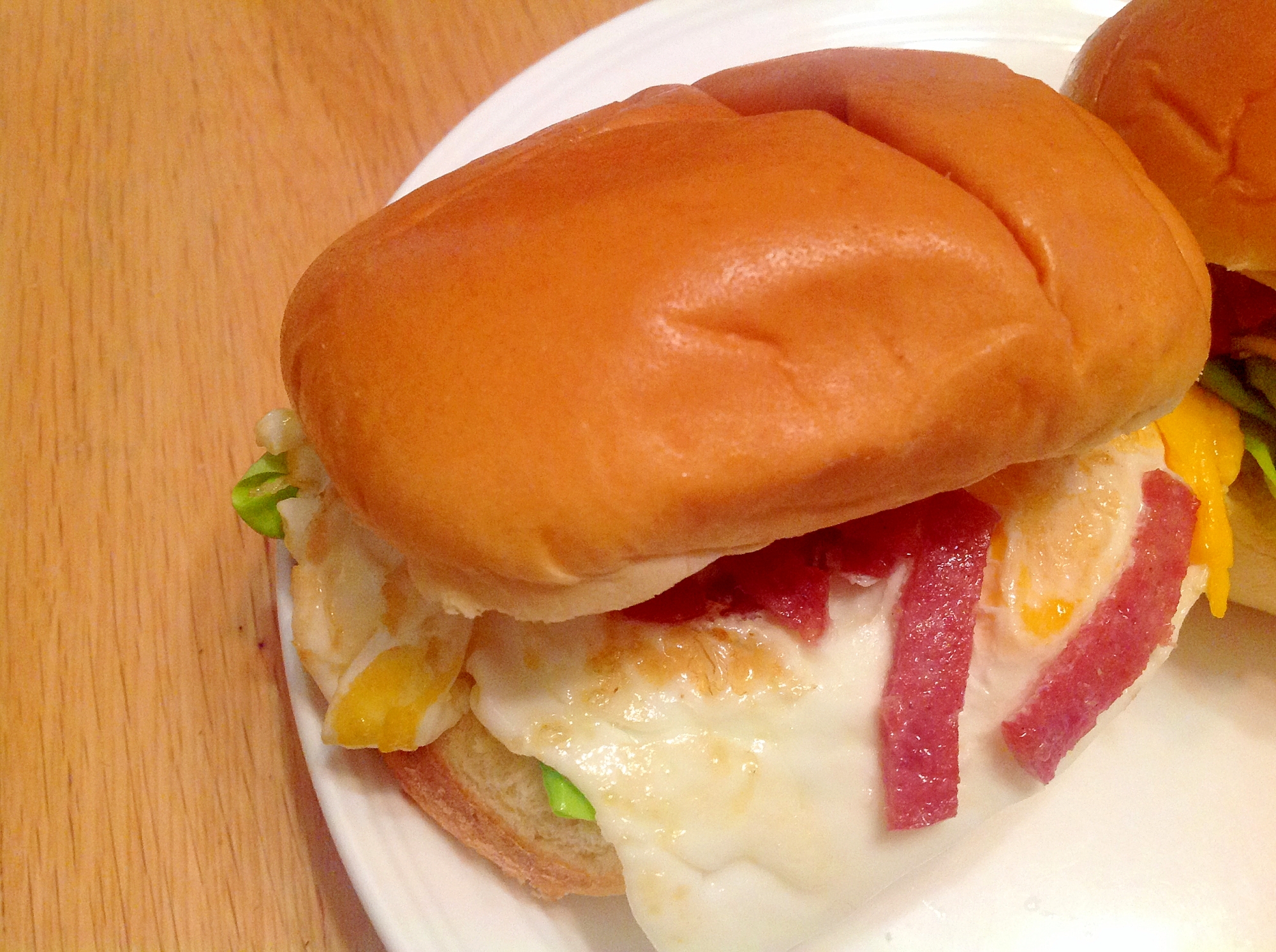 サラミのせ目玉焼きとレタスのサンドイッチ