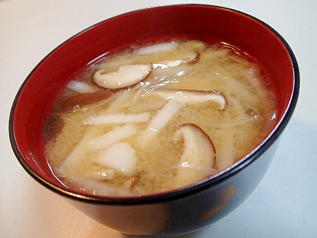 生椎茸・玉葱・白菜芯・豆腐の美的お味噌汁