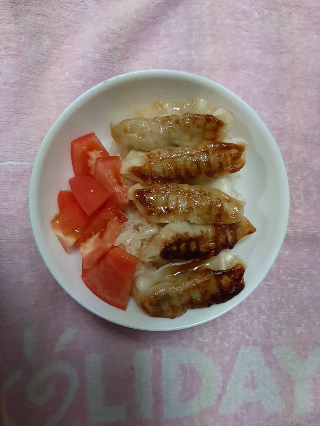 トマトと焼き餃子丼
