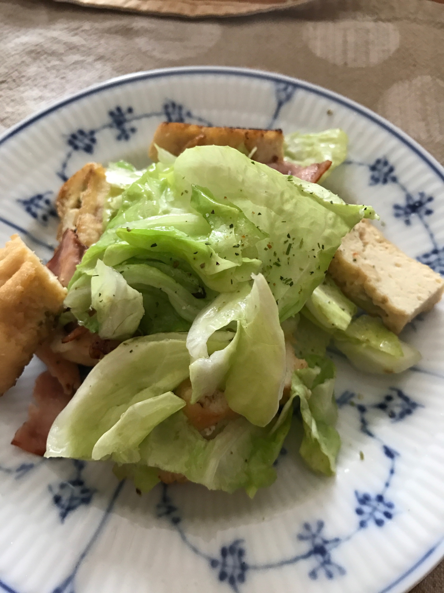 がんもとベーコン、春キャベツの炒め物