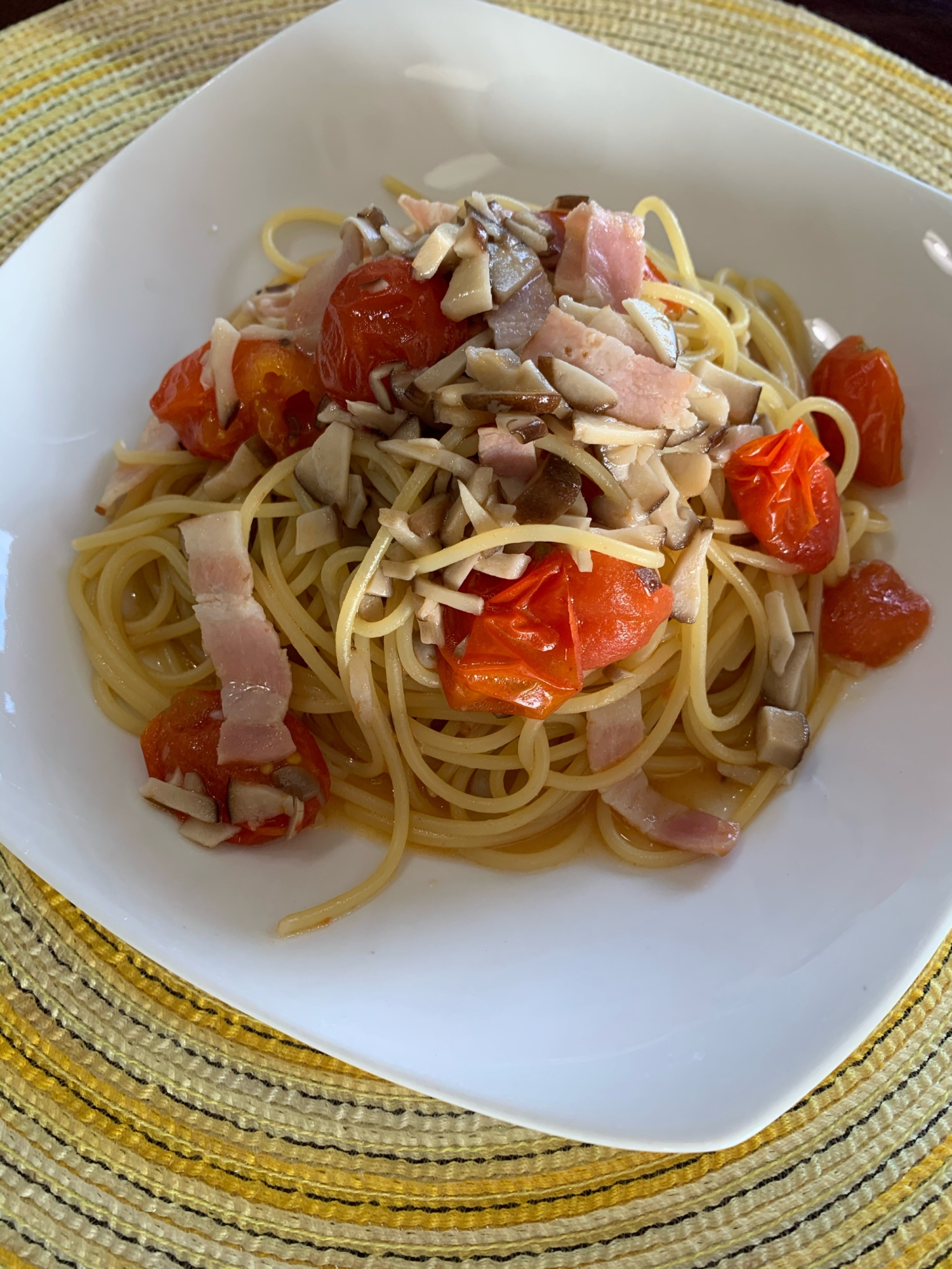 しいたけ香る◎トマトとベーコンのパスタ