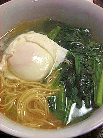 夜食に　小松菜と卵のアベックラーメン