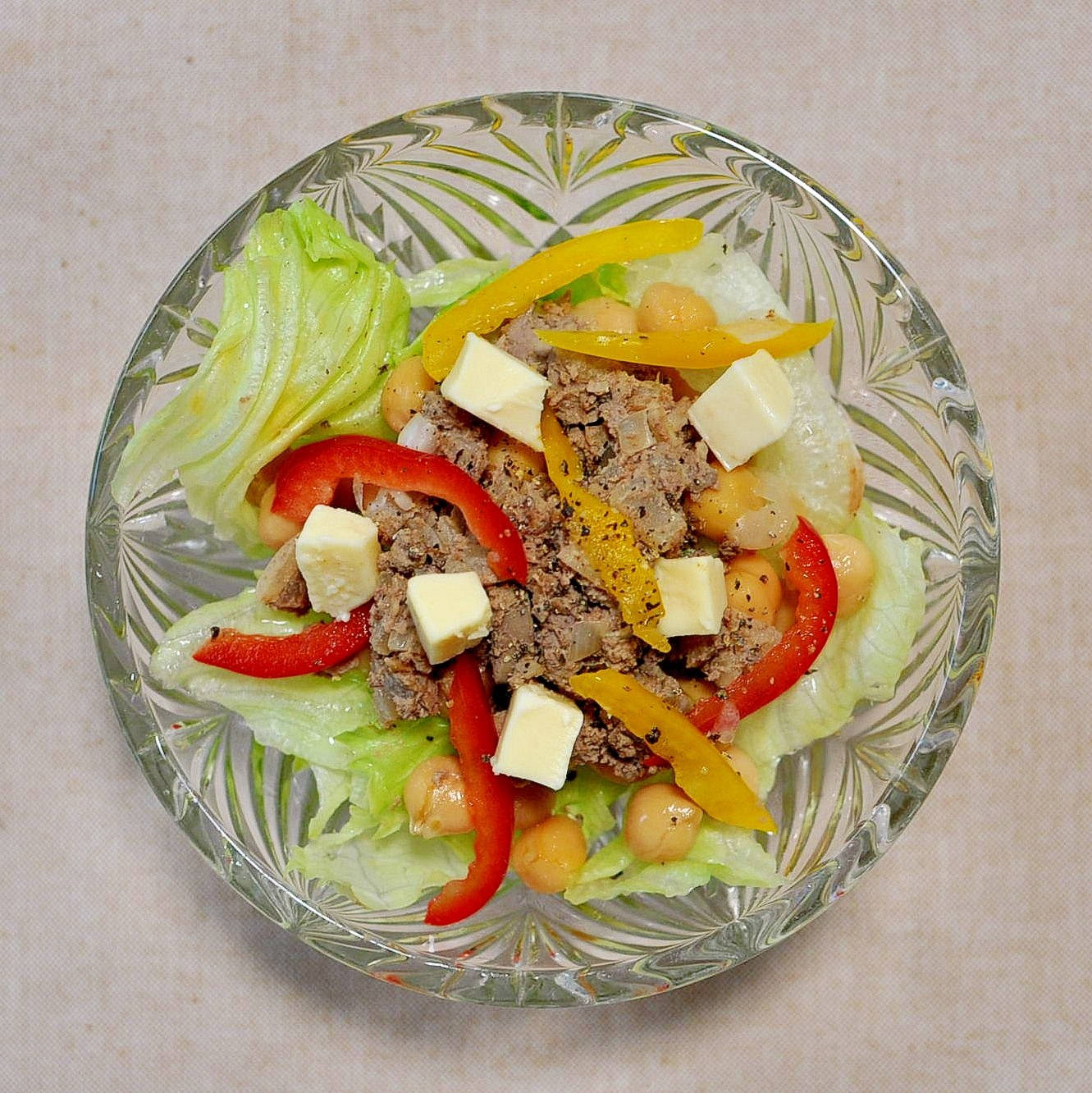 ガラスのお皿に盛り付けられたレバーペーストとパプリカとひよこ豆のサラダ