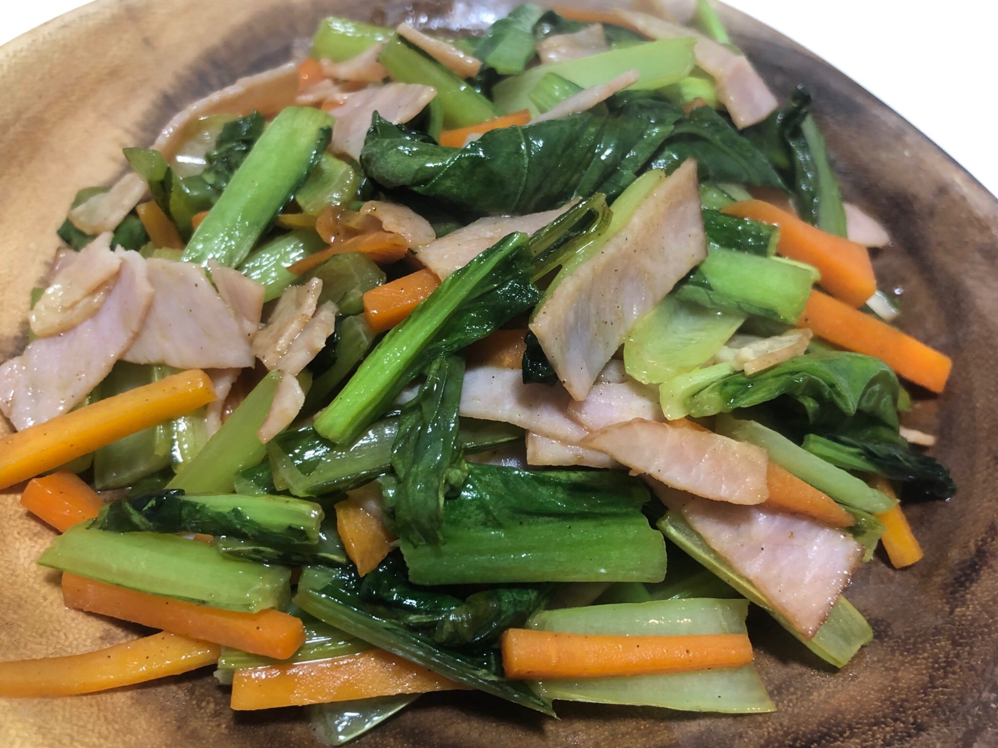 小松菜とハムで大満足の一品！炒めるだけ！