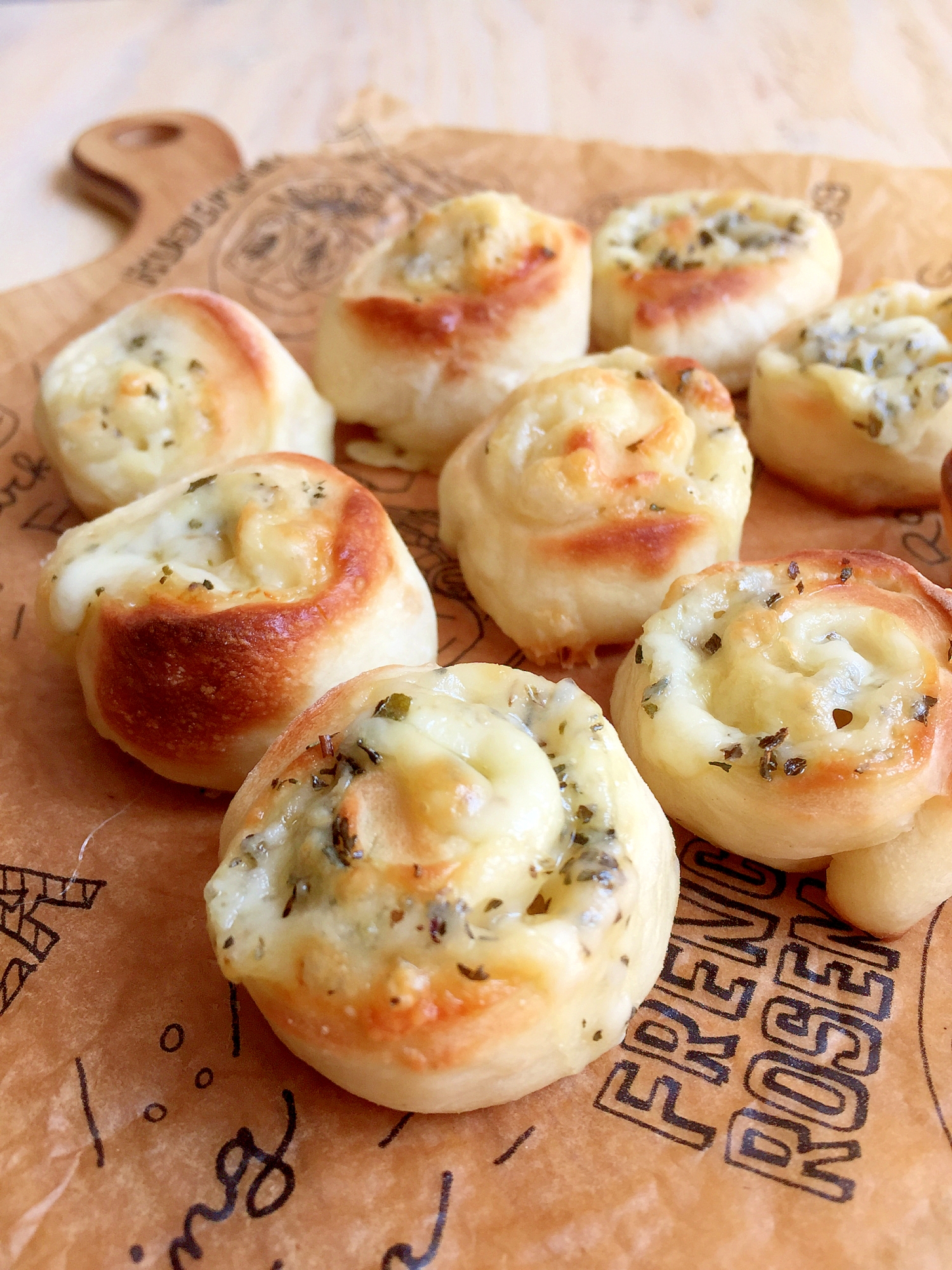 トースターで簡単♪モッチモチ〜バシルとチーズのパン