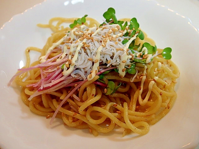 ちゃんぽん麵で　紅かいわれ大根と釜揚げしらすの麺