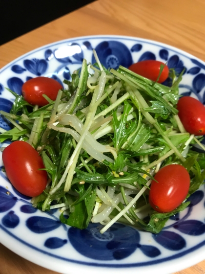 ミニトマトをプラスして作りました☆
水菜のサラダは好きでよく食べるのですが、シーザーサラダドレッシングが定番だったので、新しい味に出会えました^_^