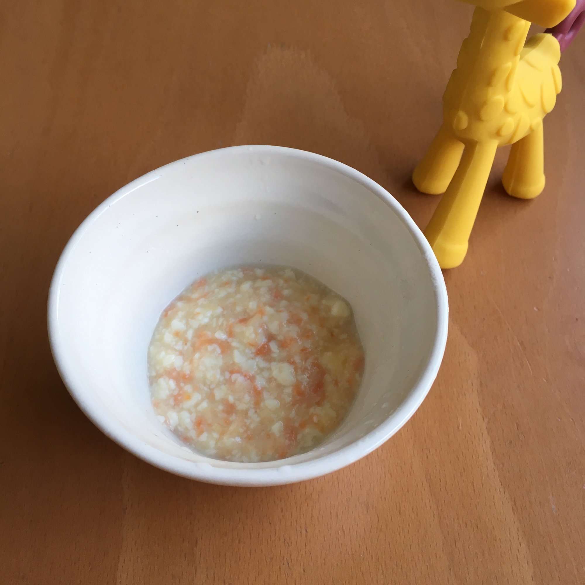 白い器に盛られた、にんじんと豆腐のとろとろ煮