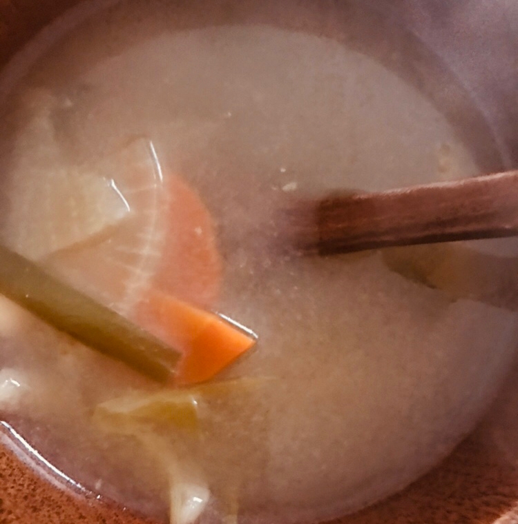 大根と人参、ニラ、キャベツのお味噌汁