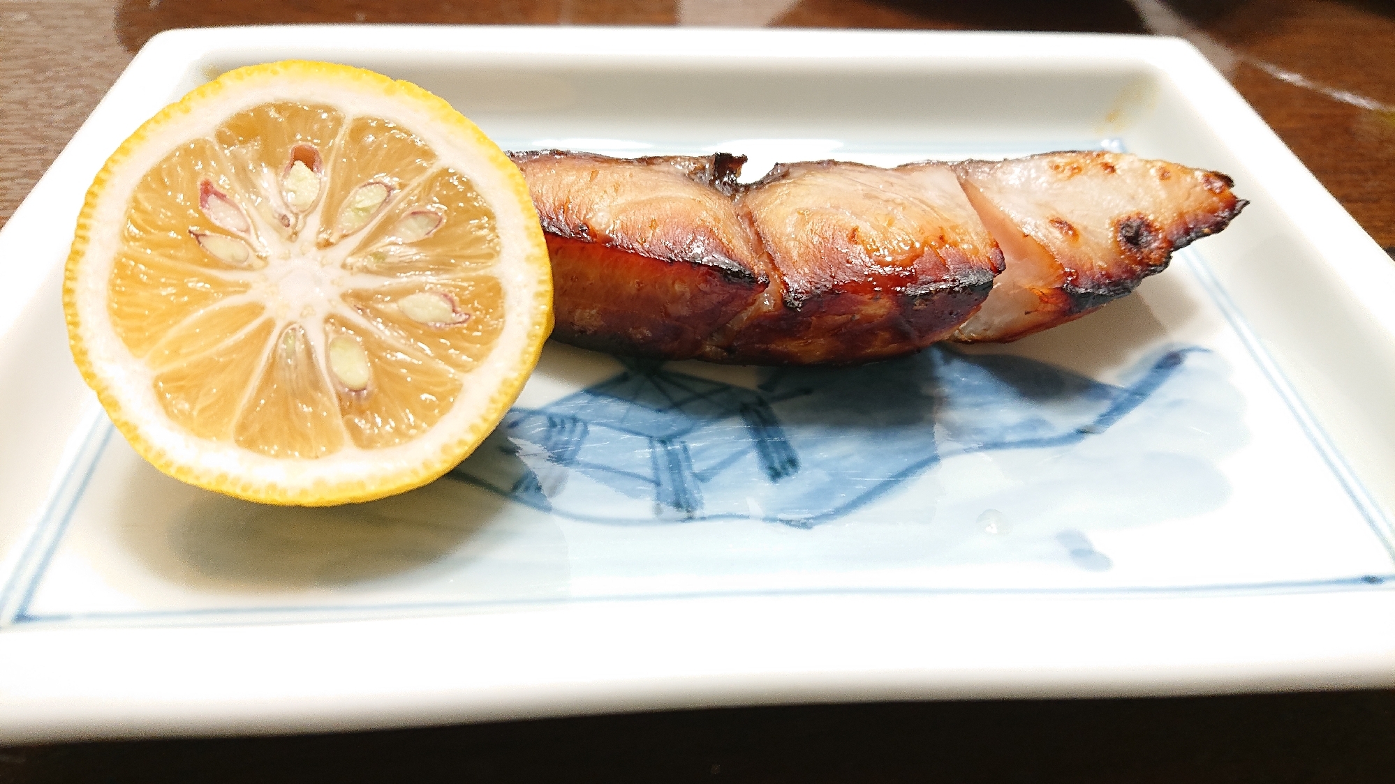 白の和食器の皿に盛りつけられたヒラマサの塩糀漬け焼き