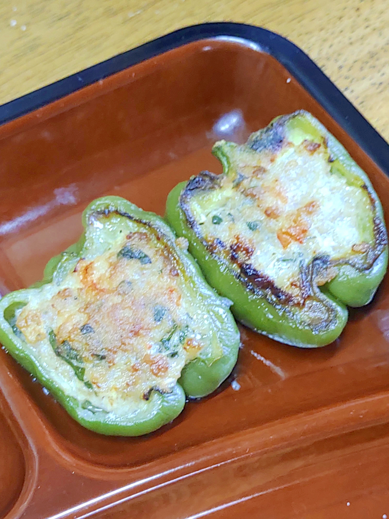 種がしっかり入ったピーマンの肉詰め