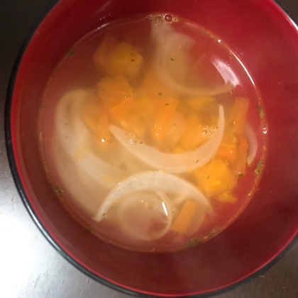 玉ねぎとトマトのコンソメスープ