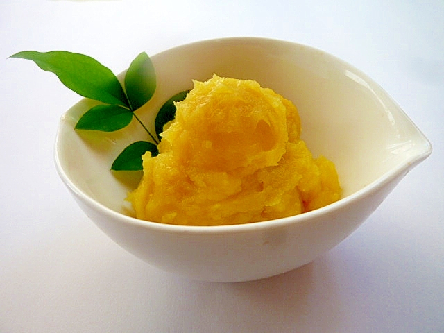 白いお皿に盛り付けられたシルクスイートの栗きんとん