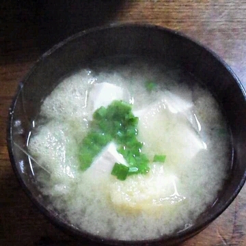 ダシを濃くして減塩味噌汁、松山あげと豆腐とネギ♪