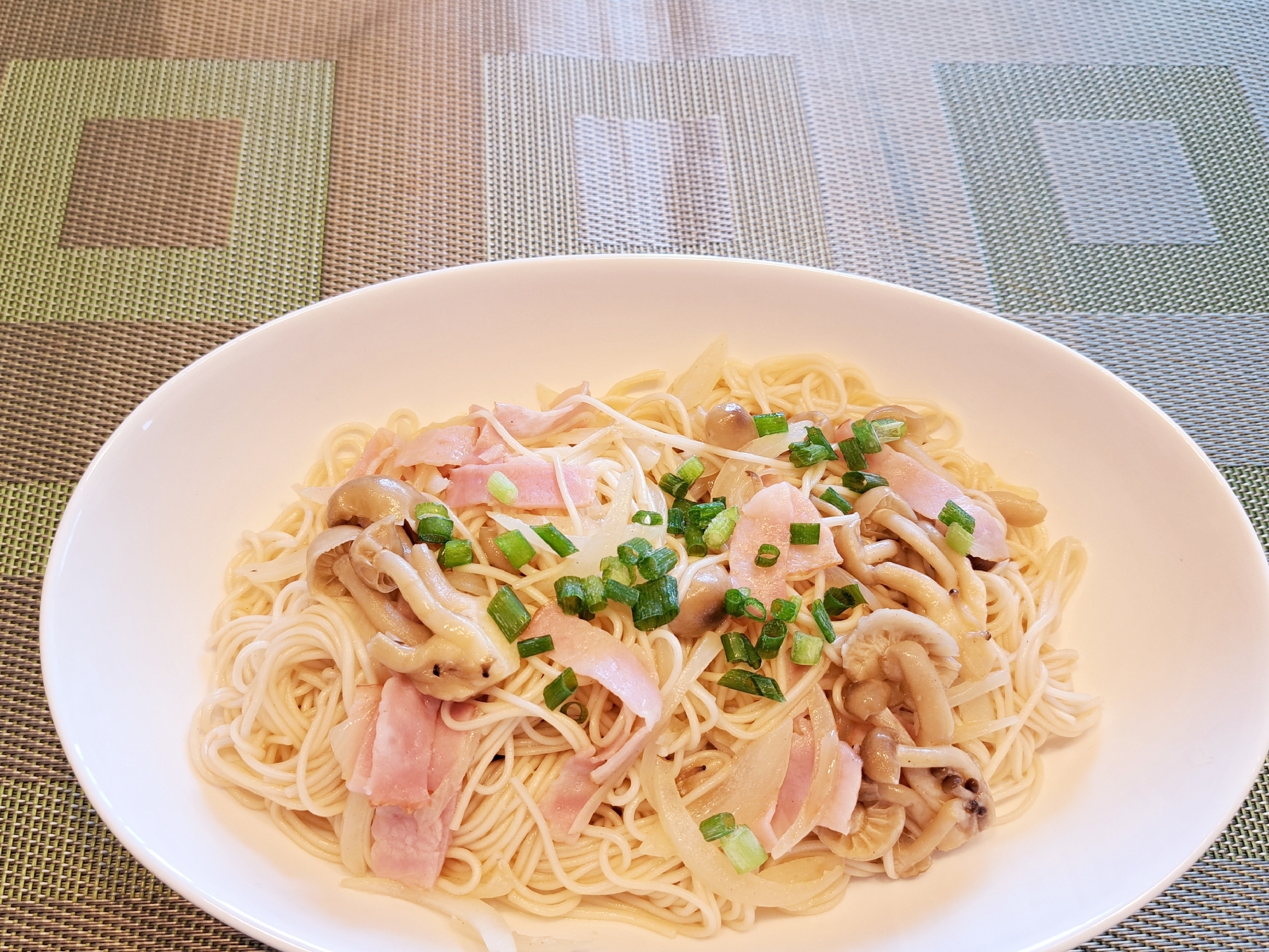 ベーコンと しめじ の そうめんチャンプルー