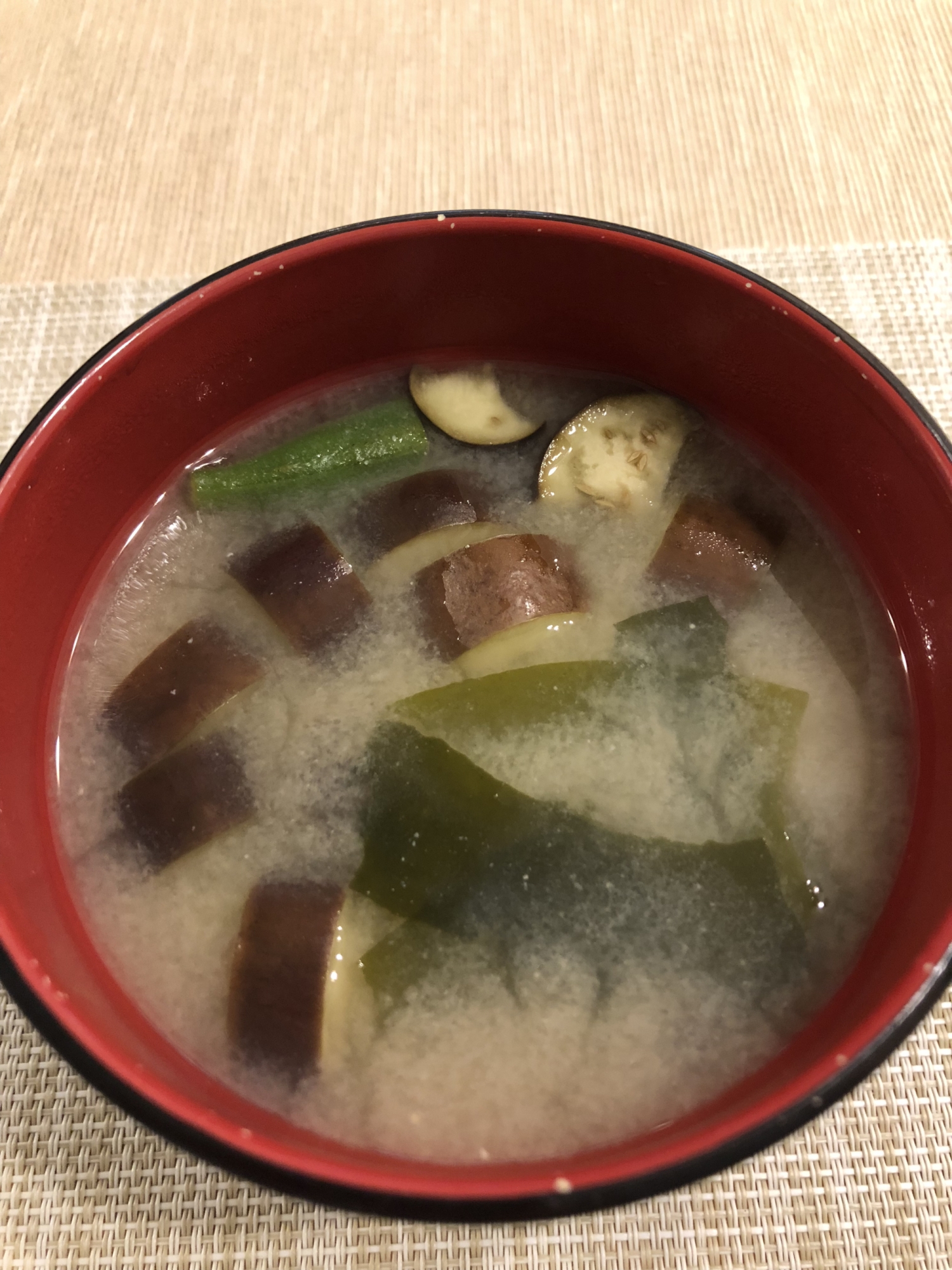 夏の旬野菜！ナスとオクラとワカメの味噌汁