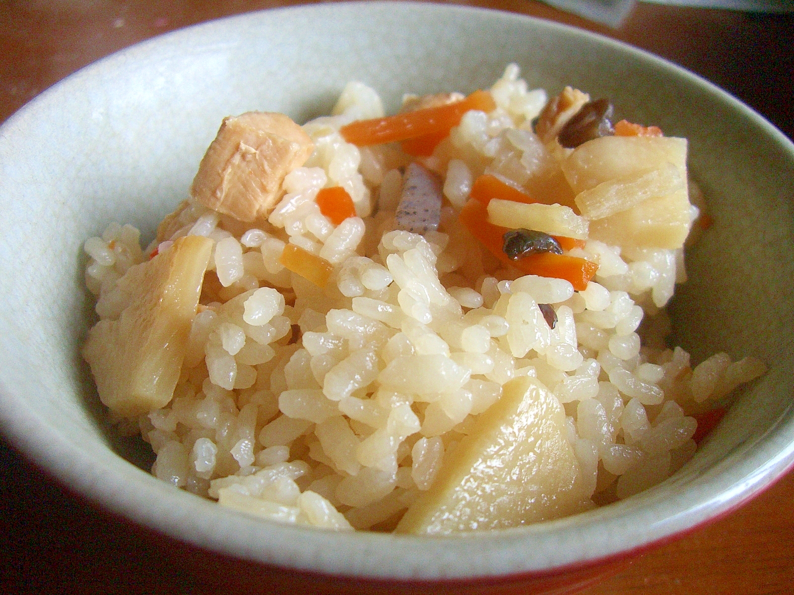 旬のタケノコを入れた炊き込みご飯