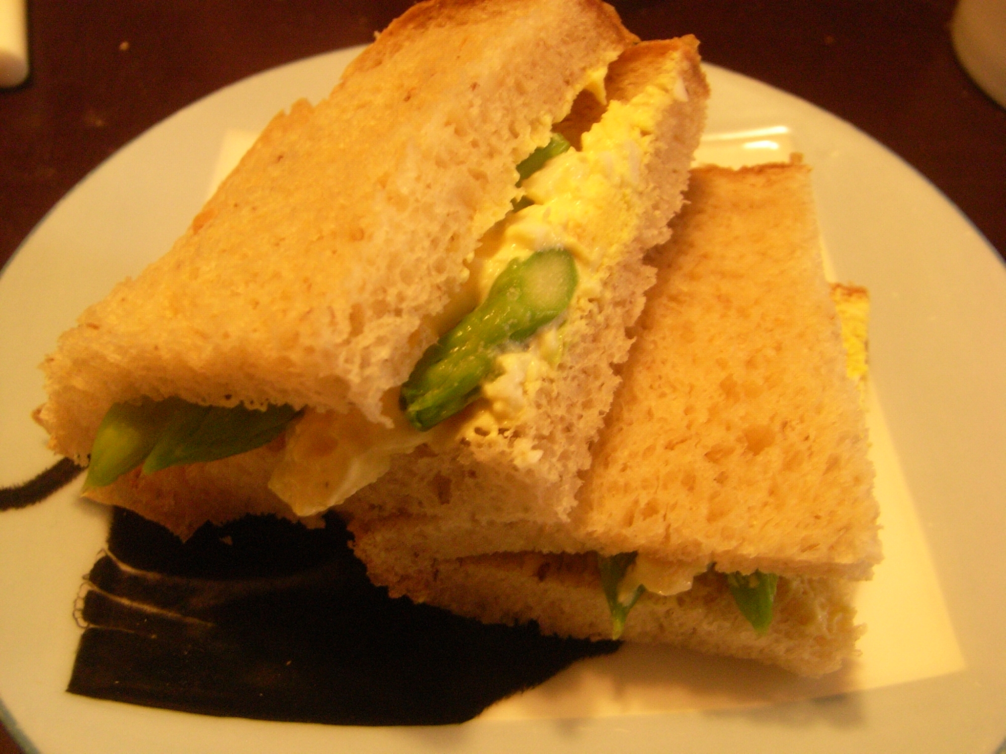アスパラガスと卵のサンドイッチ