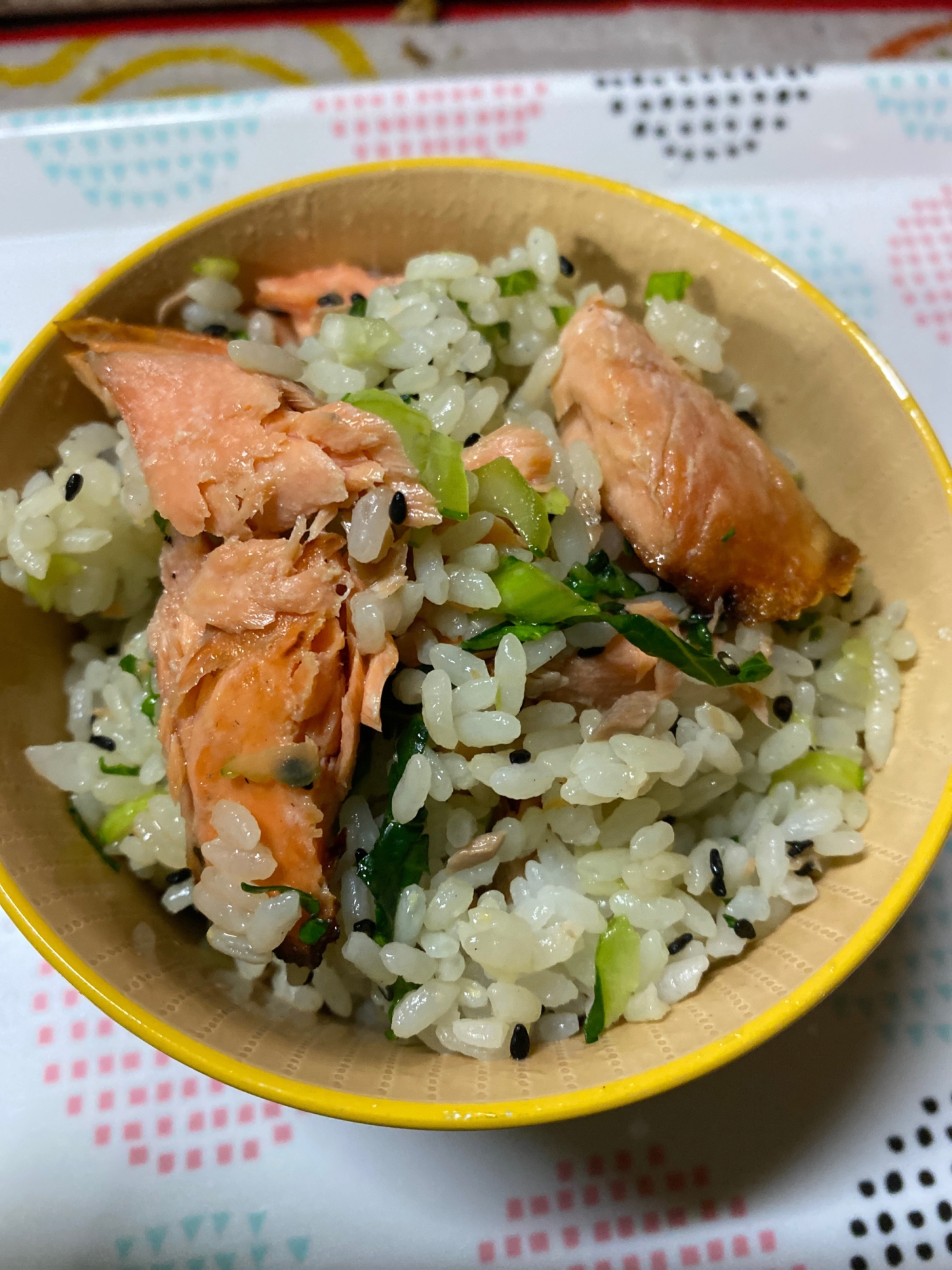 焼き鮭と小松菜の黒ゴマ混ぜご飯