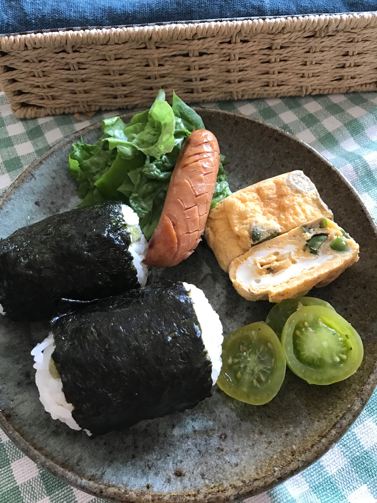 豆ご飯俵むすびとピーマンの卵焼きの朝ごはんプレート