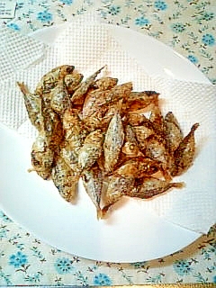 白い皿に盛り付けたヒイラギ干物の唐揚げ