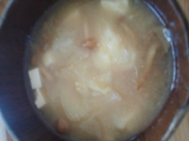 豆腐となめことキャベツの味噌汁