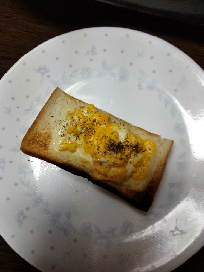 スクランブルエッグと青海苔のマヨチーズトースト