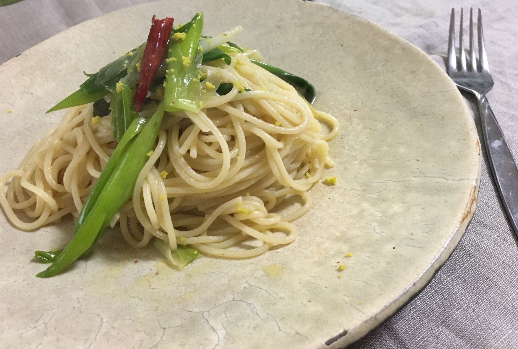 アンチョビとネギのパスタ レモンピールの香り