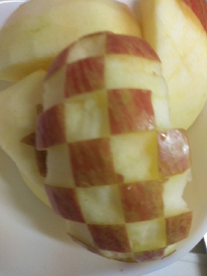 お弁当に！市松模様のりんごの飾り切り