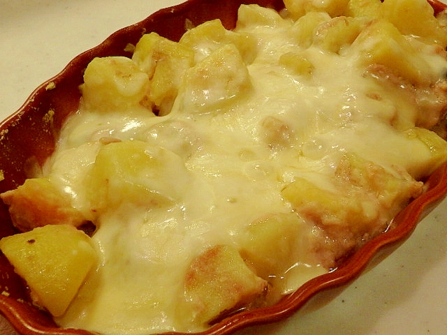 赤い耐熱容器に盛り付けられたシチューのチーズ焼き