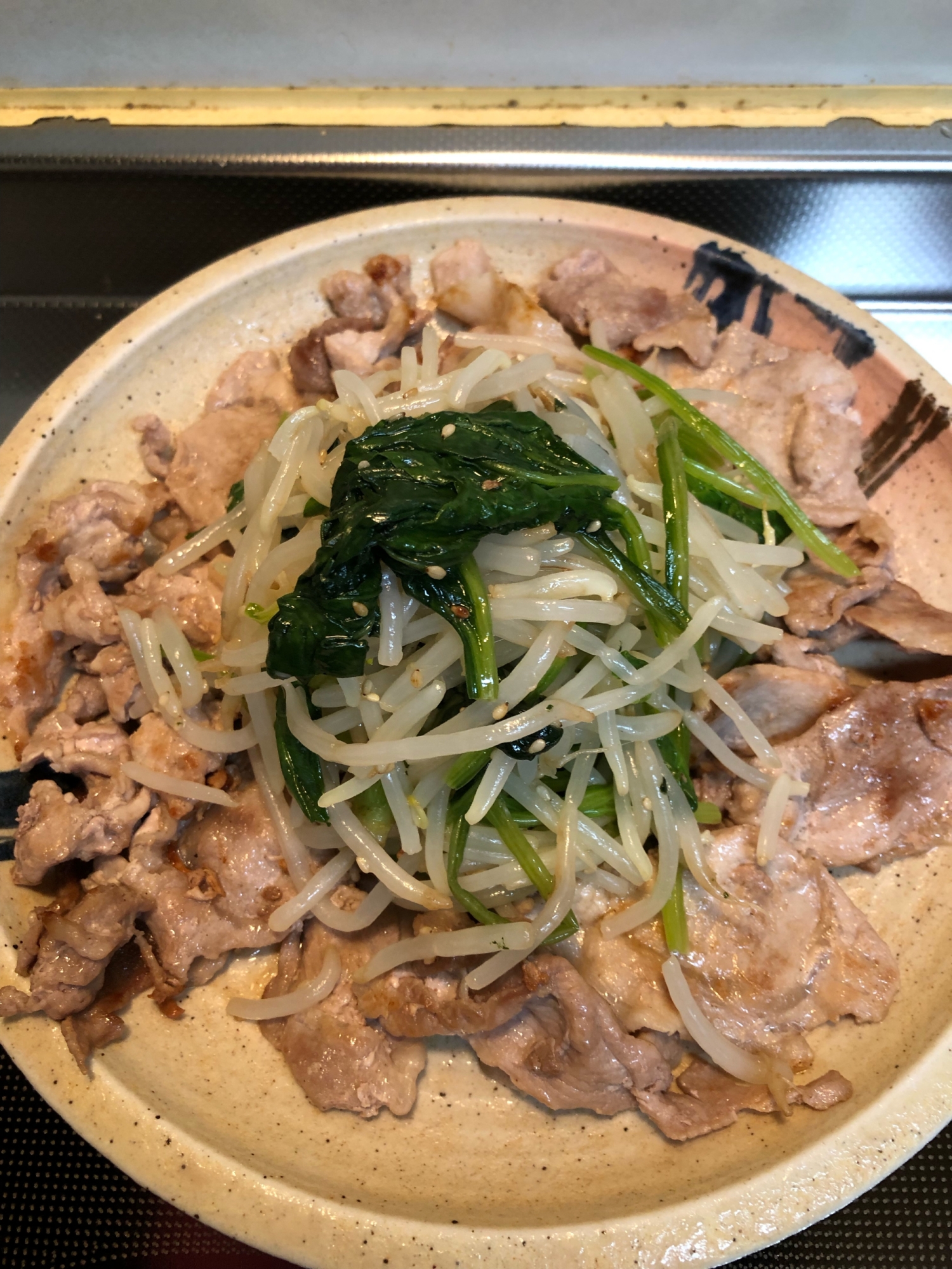 ごま油の香り♪お酢でスッキリ♪豚肉のナムル乗せ♪