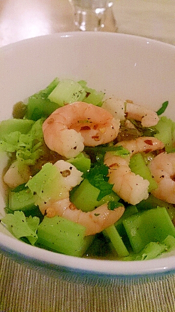 白いお皿に盛り付けられたえびとセロリのエスニックサラダ