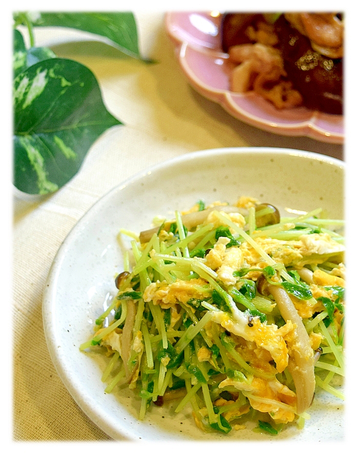 豆苗としめじの生姜風味卵炒め